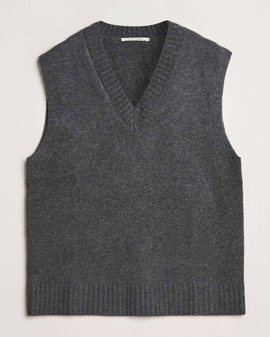 Herr | Tröjor | A Day's March | Wigtown Lambswool V-Neck Vest Charcoal