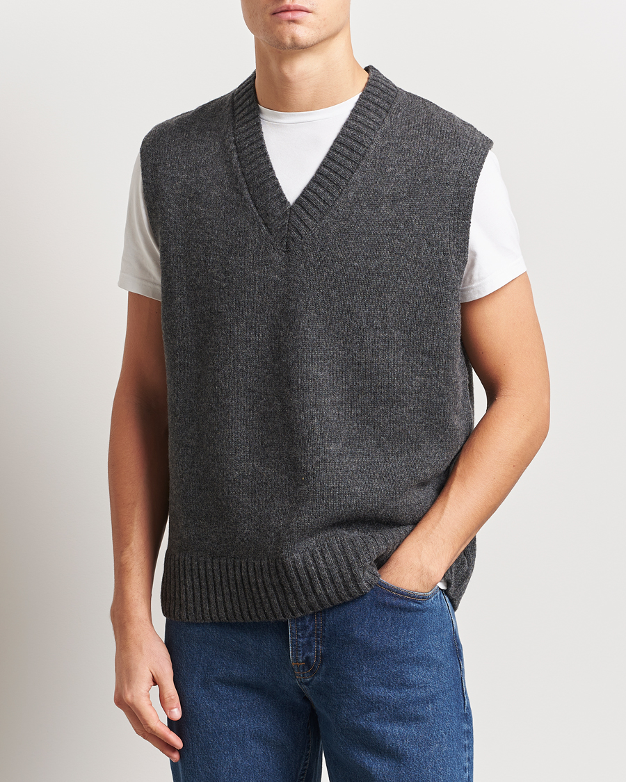 Herr | Tröjor | A Day's March | Wigtown Lambswool V-Neck Vest Charcoal