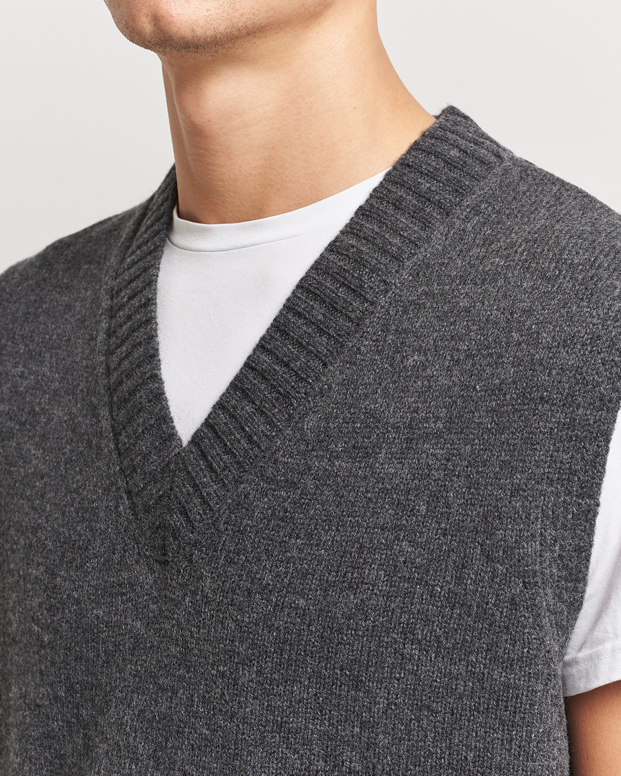 Herr | Tröjor | A Day's March | Wigtown Lambswool V-Neck Vest Charcoal