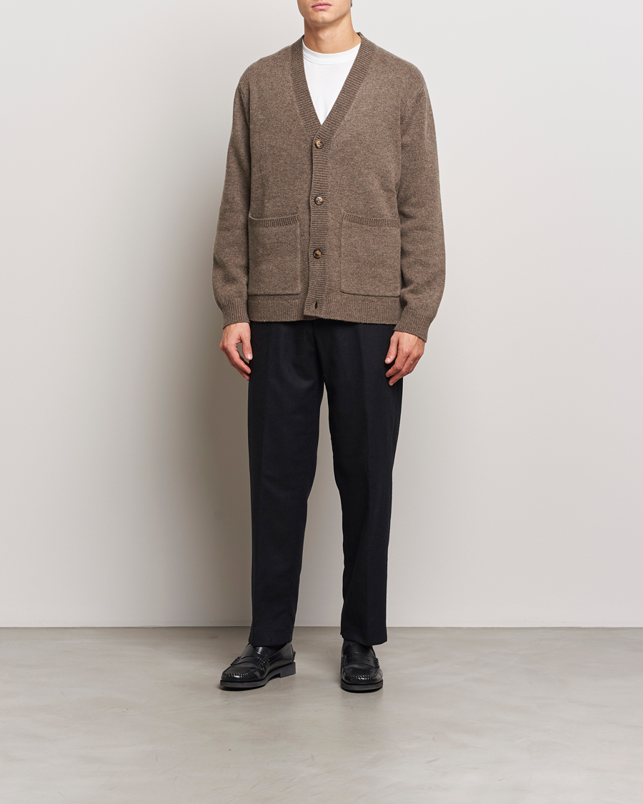 Herr | Tröjor | A Day's March | Jarrow Lambswool Cardigan Dark Taupe