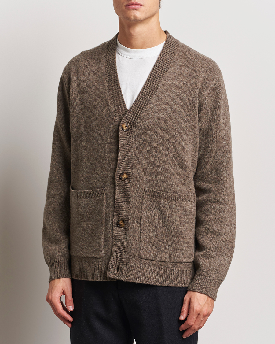 Herr | Tröjor | A Day's March | Jarrow Lambswool Cardigan Dark Taupe