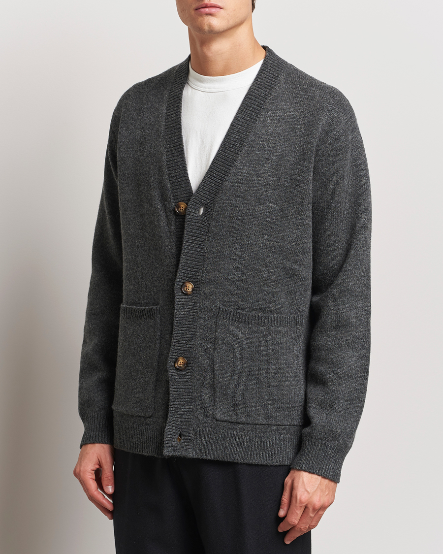 Herr | Tröjor | A Day's March | Jarrow Lambswool Cardigan Charcoal