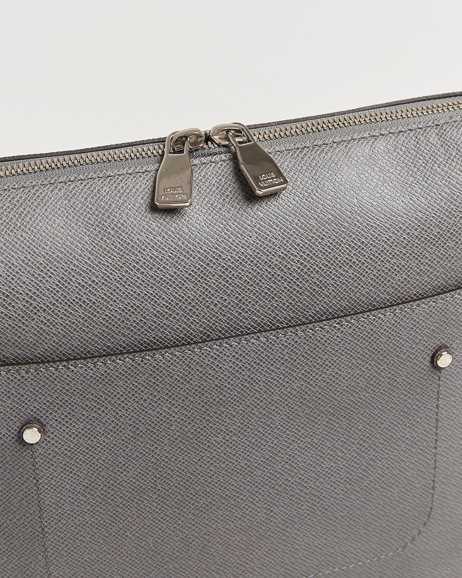 Herr | Pre-Owned & Vintage Bags | Louis Vuitton Pre-Owned | Gray Taiga PM Messenger Bag Grigori