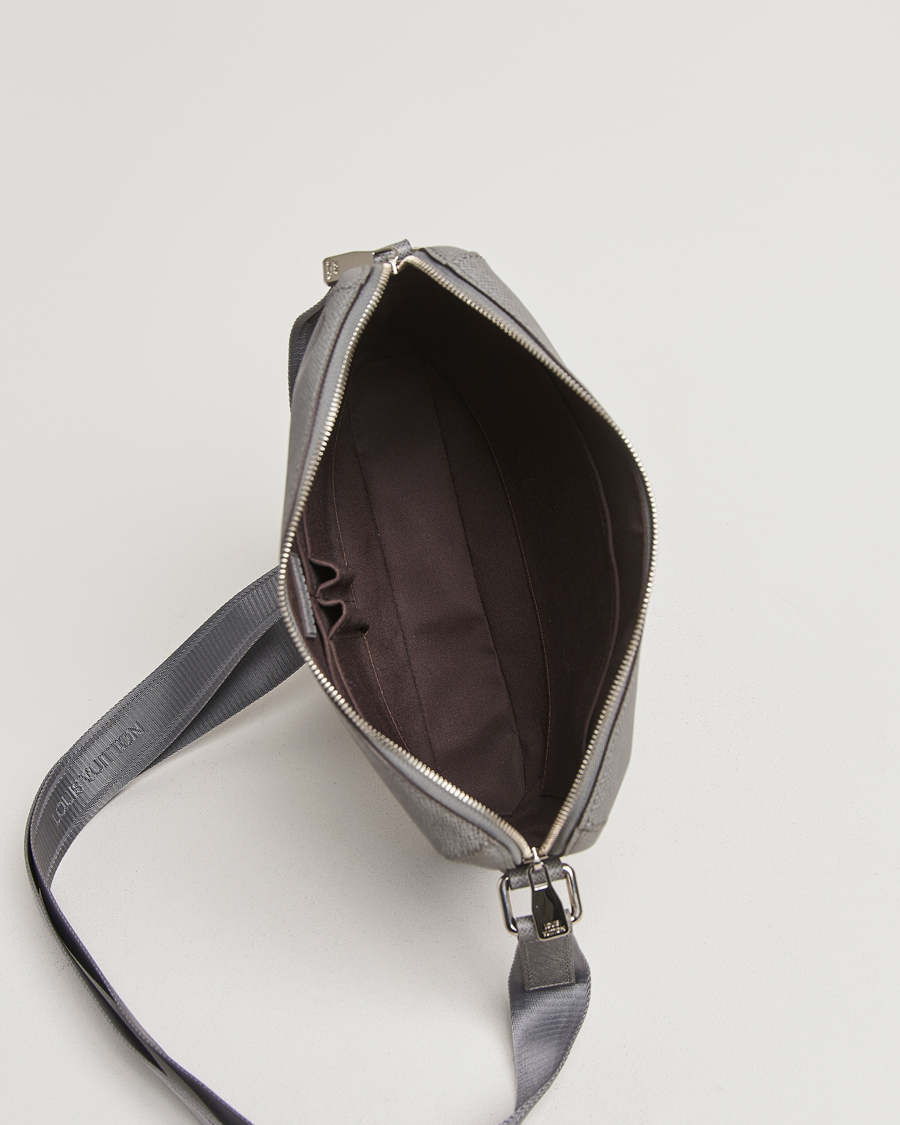Herr | Pre-Owned & Vintage Bags | Louis Vuitton Pre-Owned | Gray Taiga PM Messenger Bag Grigori