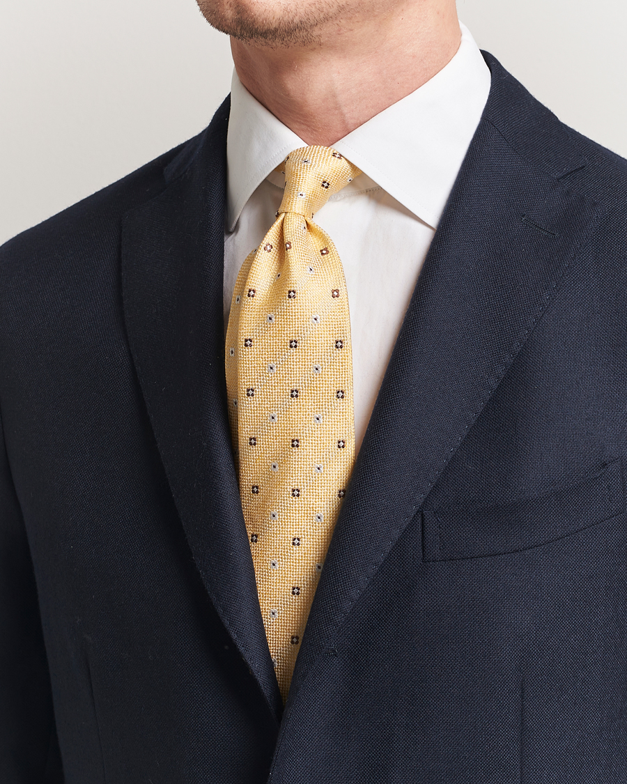 Herr | Amanda Christensen Silk/Linen Printed Flower 8cm Tie Yellow | Amanda Christensen | Silk/Linen Printed Flower 8cm Tie Yellow
