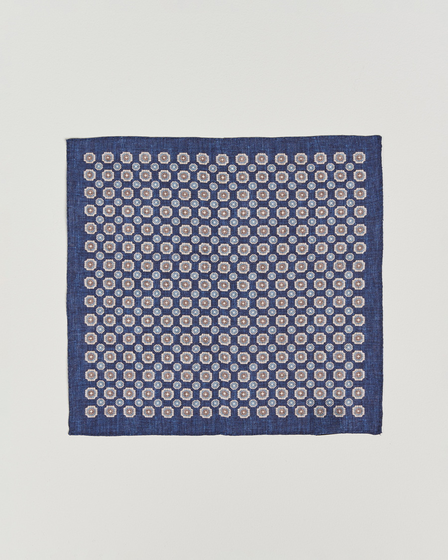 Herr | Näsdukar | Amanda Christensen | Linen Printed Medallion Pocket Square Navy