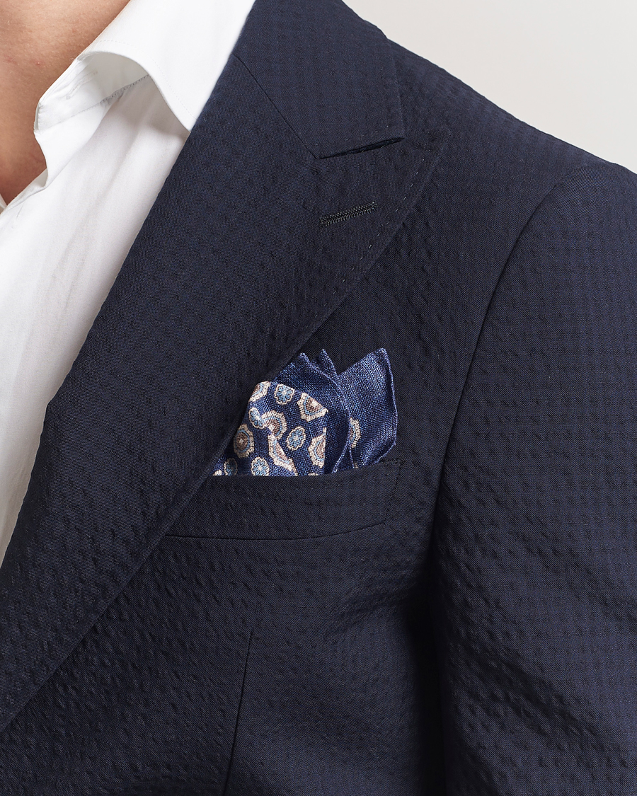 Herr | Näsdukar | Amanda Christensen | Linen Printed Medallion Pocket Square Navy