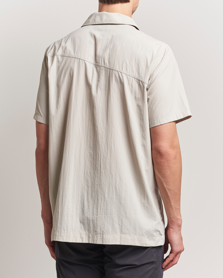 Herr | Skjortor | Klättermusen | Syn Short Sleeve Function Shirt Silver Creme