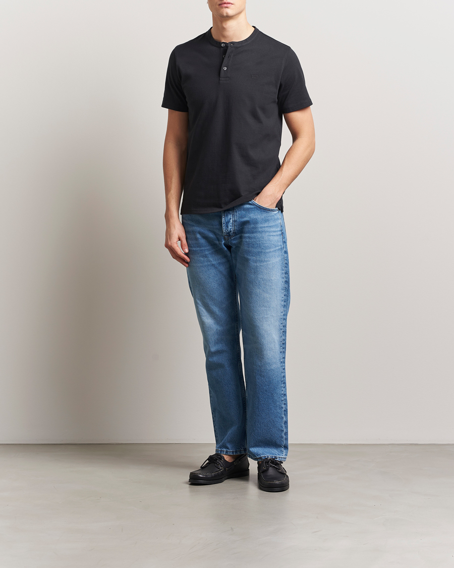 Herr | T-Shirts | Levi's | Short Sleeve Henley Mineral Black