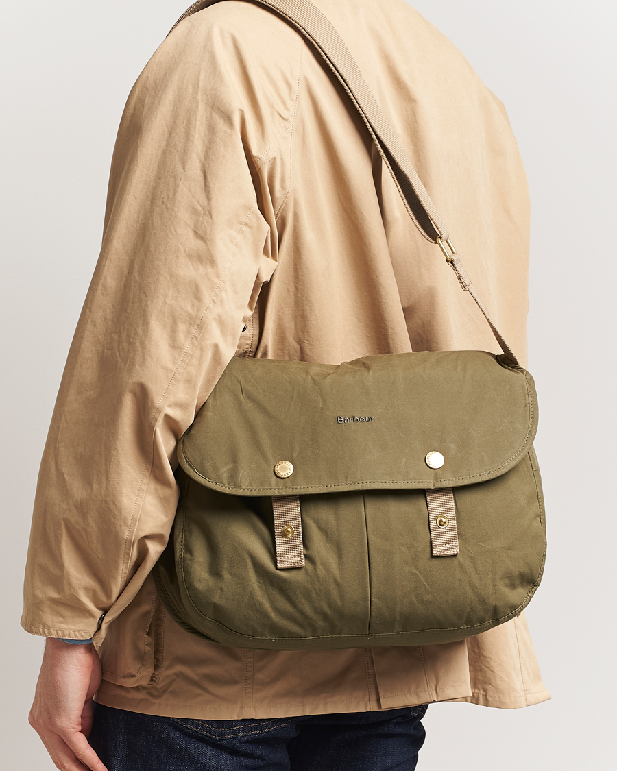 Herr | Väskor | Barbour Lifestyle | Transport Riever Crossbody Bag Dusky Green