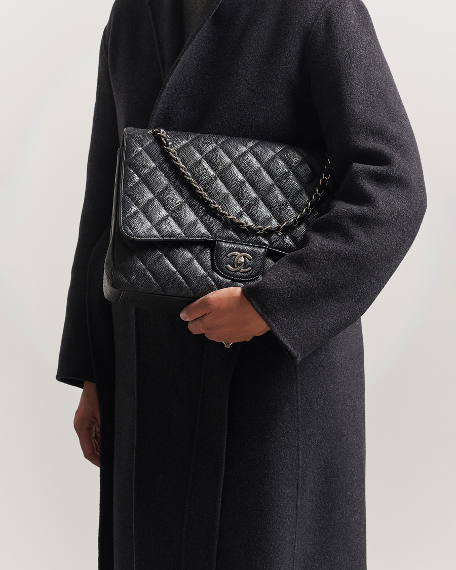 Herr | Gifts for Her | Chanel Pre-Owned | Classic Single Flap Maxi Black Caviar