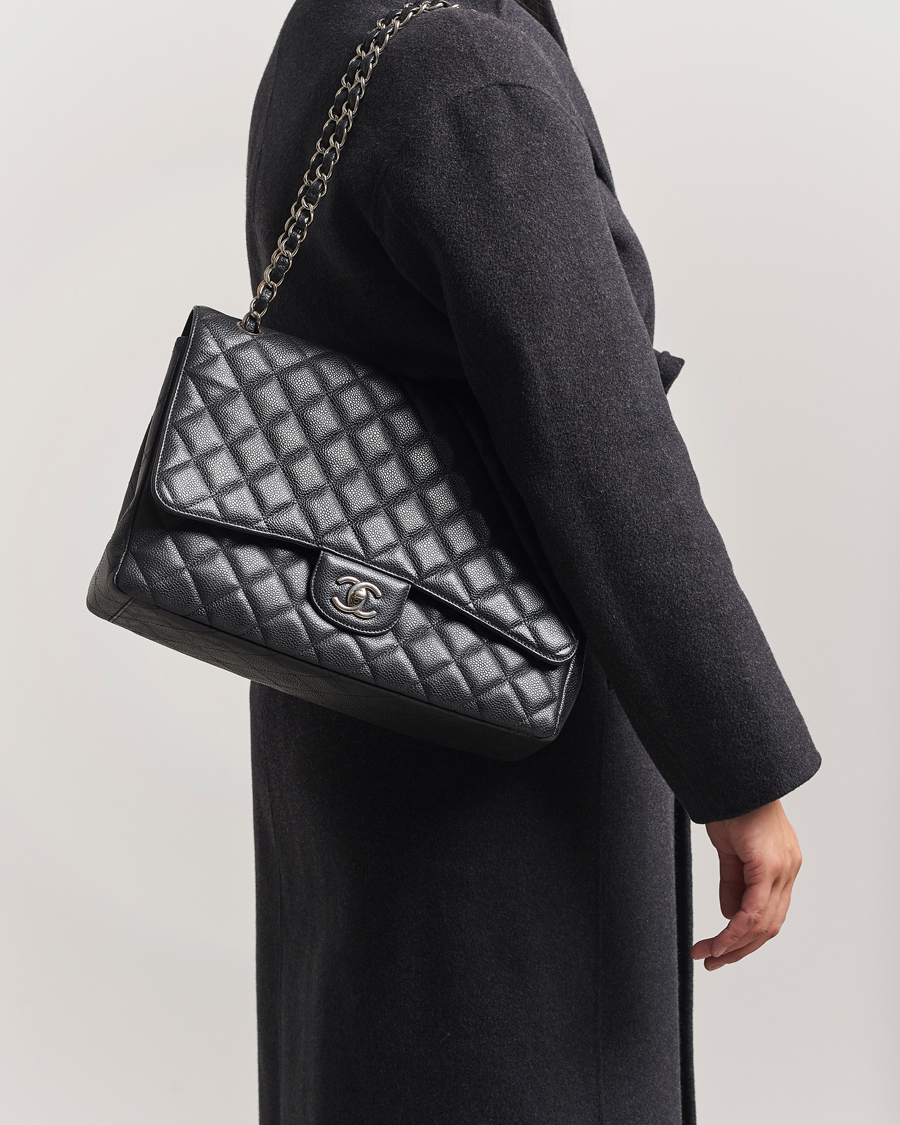Herr | Gifts for Her | Chanel Pre-Owned | Classic Single Flap Maxi Black Caviar