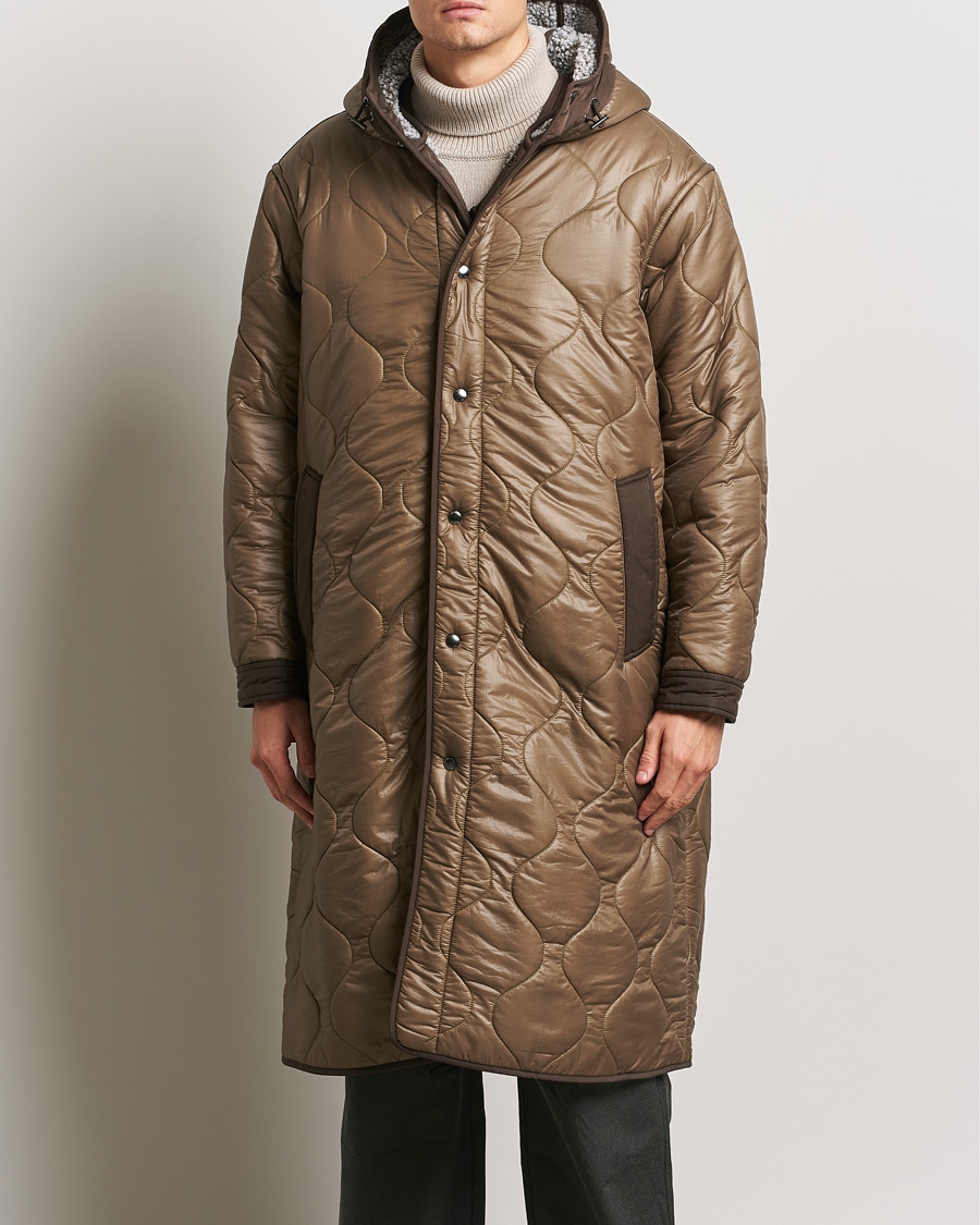 Herr | Jackor | Woolrich | Quilted Coat Sherpa Lining by Todd Snyder Taupe