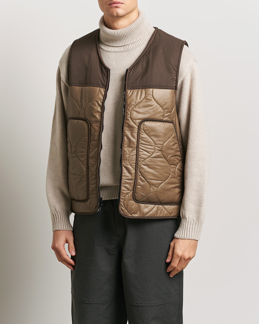 Herr | Jackor | Woolrich | Quilted Vest Sherpa Lining by Todd Snyder Taupe