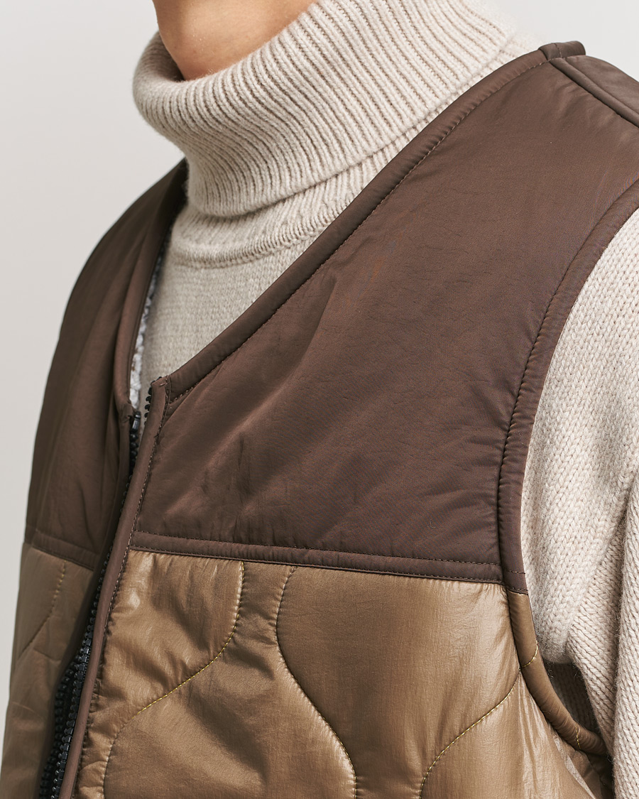 Herr | Jackor | Woolrich | Quilted Vest Sherpa Lining by Todd Snyder Taupe