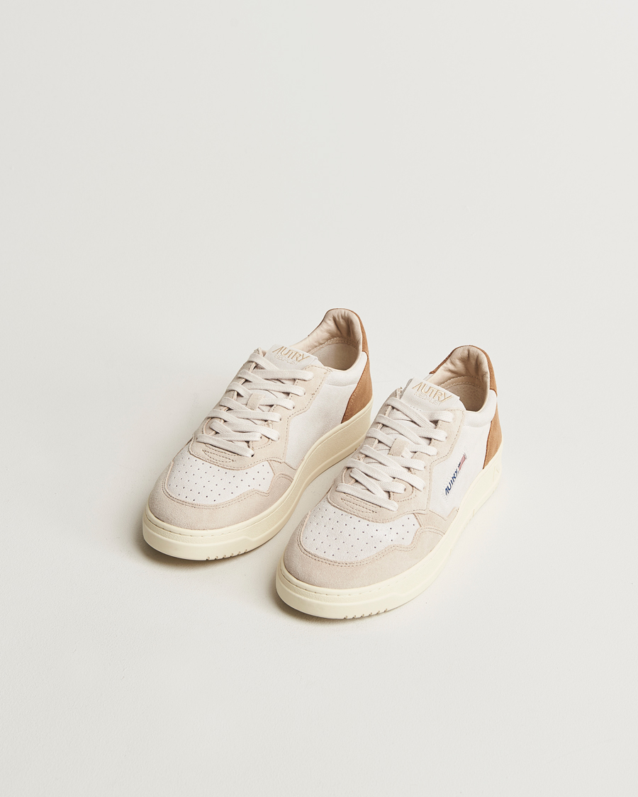 Herr | Sneakers | Autry | Medalist Low Super Soft Goat Suede Sneaker Sand/Cigarr