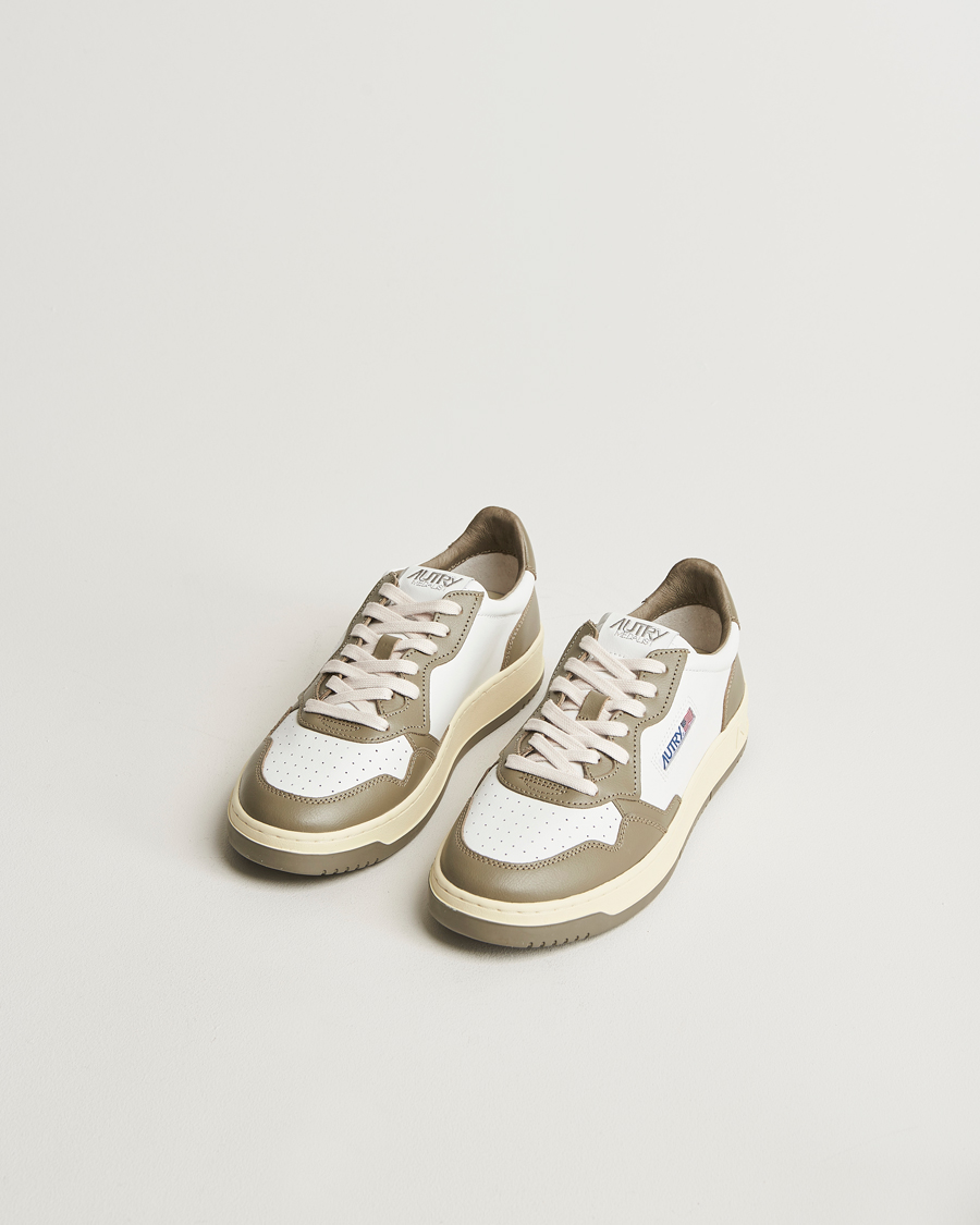 Herr | Sneakers | Autry | Medalist Low Super Soft Goat Leather Sneaker White/Covert Green