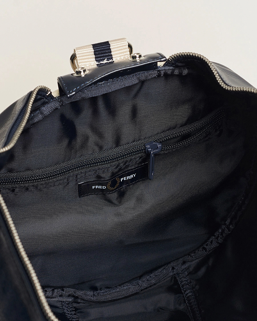 Herr | Väskor | Fred Perry | Classic Barrel Bag Navy/Ecru