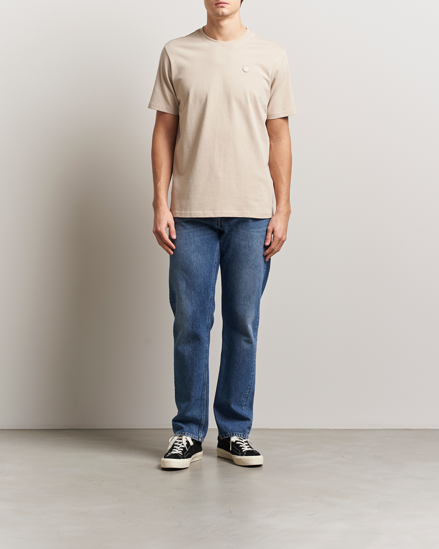 Herr | T-Shirts | KnowledgeCotton Apparel | Loake Badge T-Shirt Beige