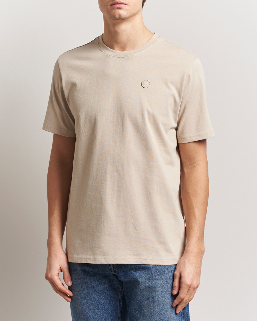 Herr | T-Shirts | KnowledgeCotton Apparel | Loake Badge T-Shirt Beige