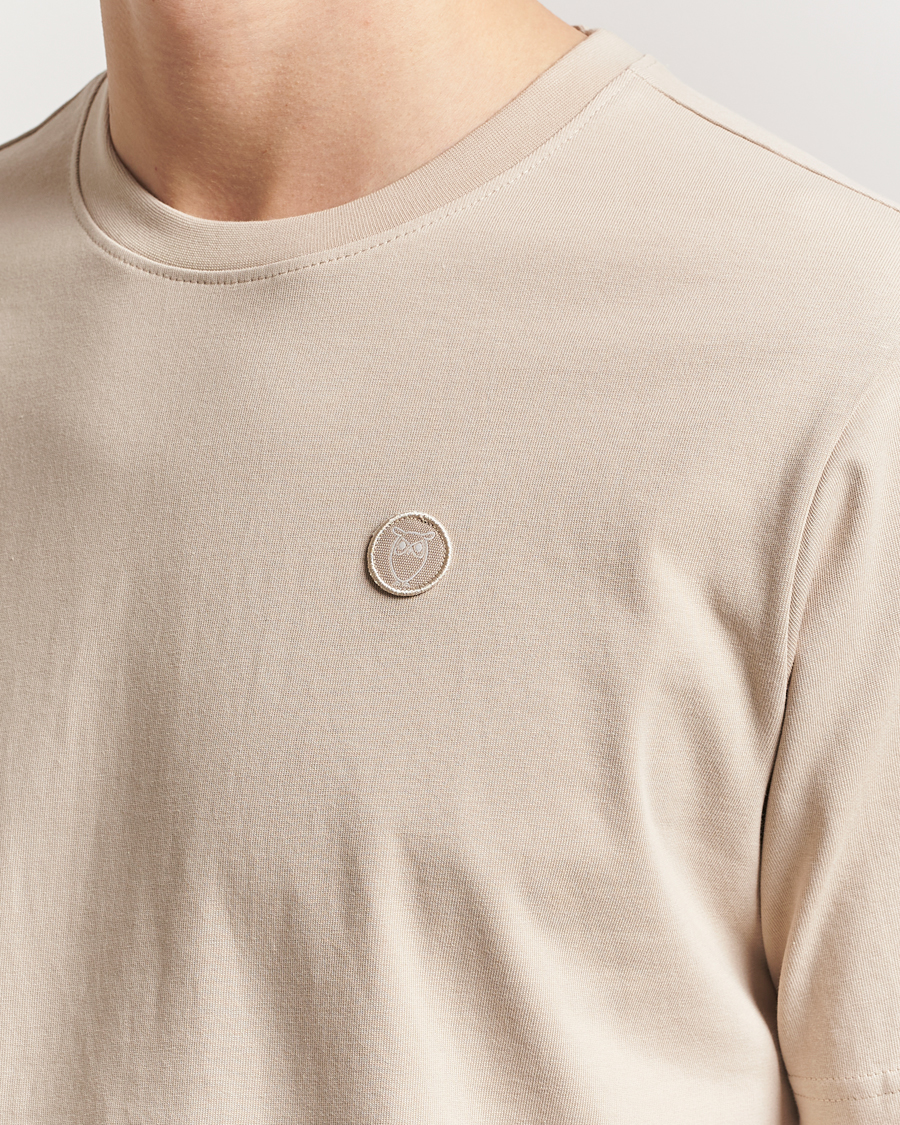 Herr | T-Shirts | KnowledgeCotton Apparel | Loake Badge T-Shirt Beige