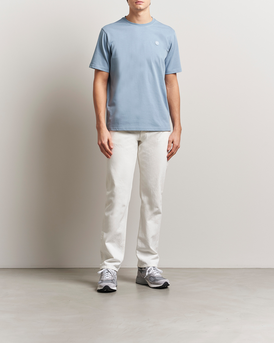 Herr | T-Shirts | KnowledgeCotton Apparel | Loake Badge T-Shirt Ashley Blue