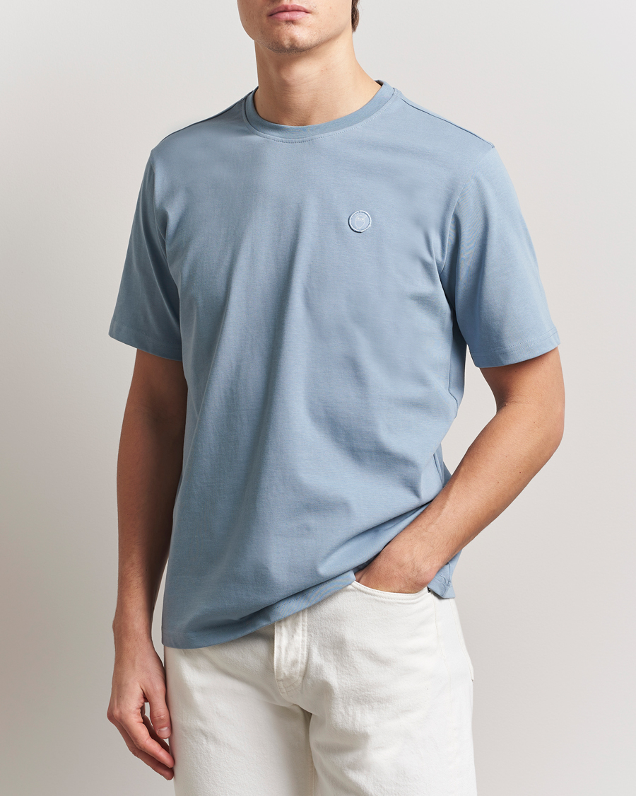 Herr | T-Shirts | KnowledgeCotton Apparel | Loake Badge T-Shirt Ashley Blue