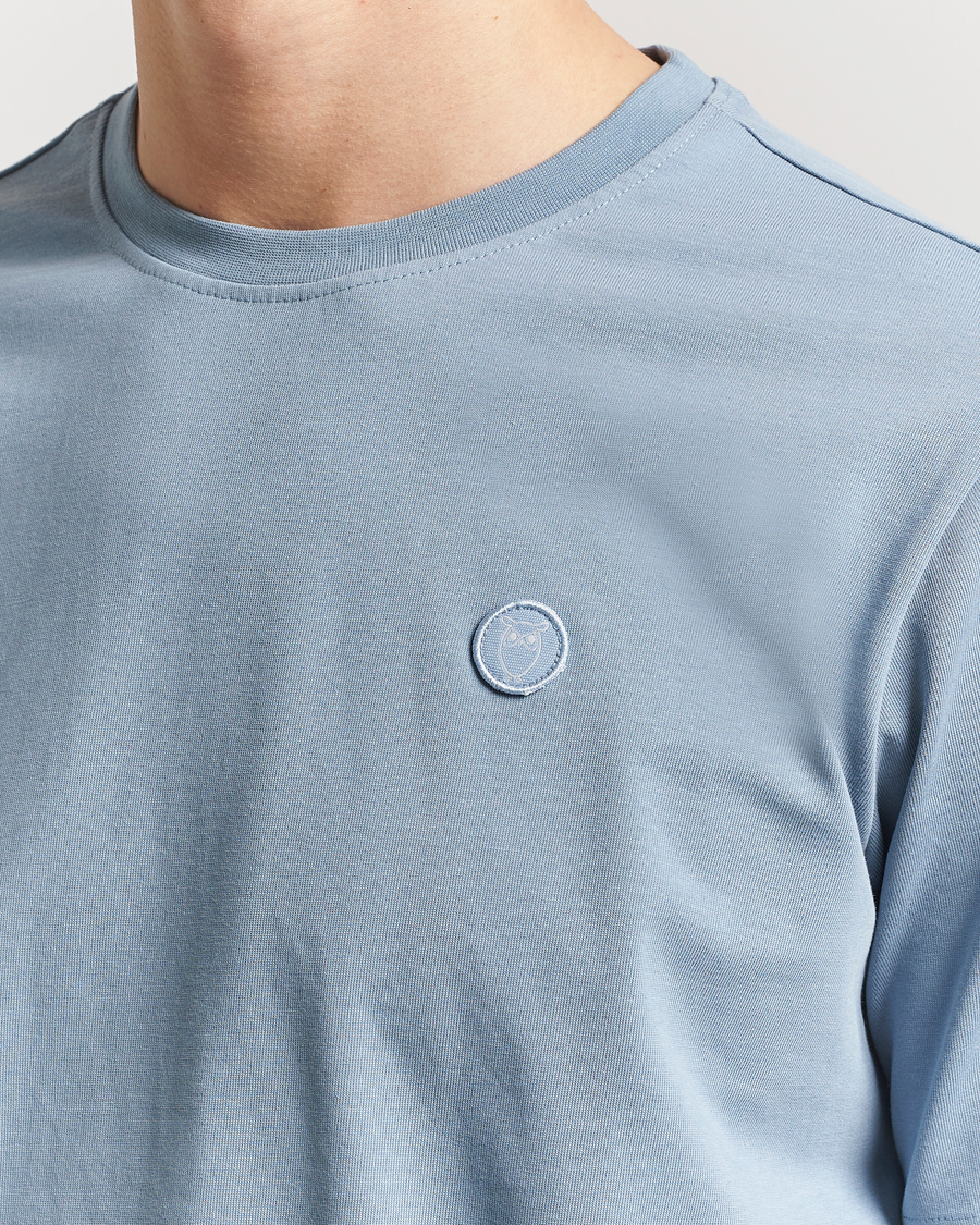Herr | T-Shirts | KnowledgeCotton Apparel | Loake Badge T-Shirt Ashley Blue