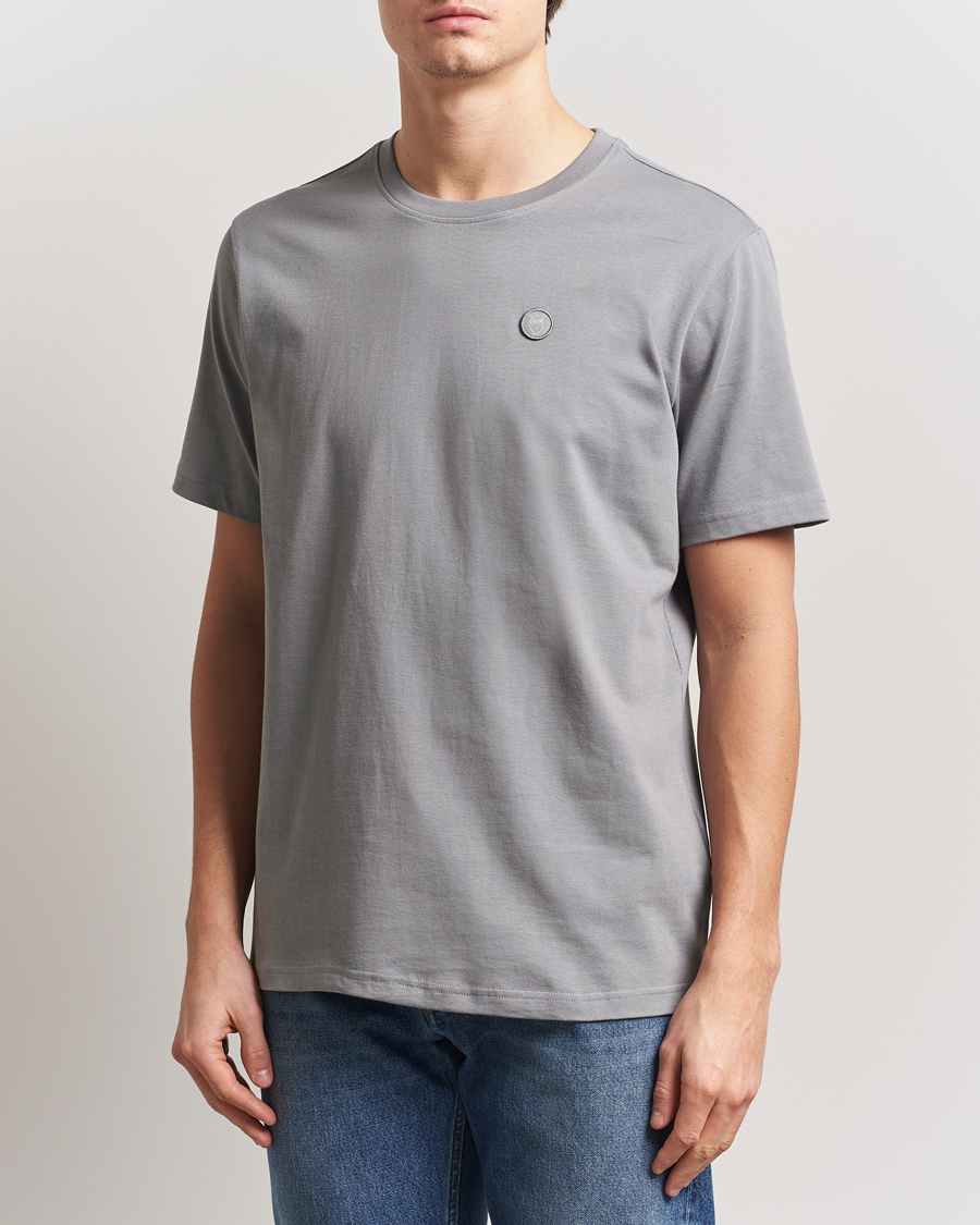Herr | T-Shirts | KnowledgeCotton Apparel | Loake Badge T-Shirt Grey