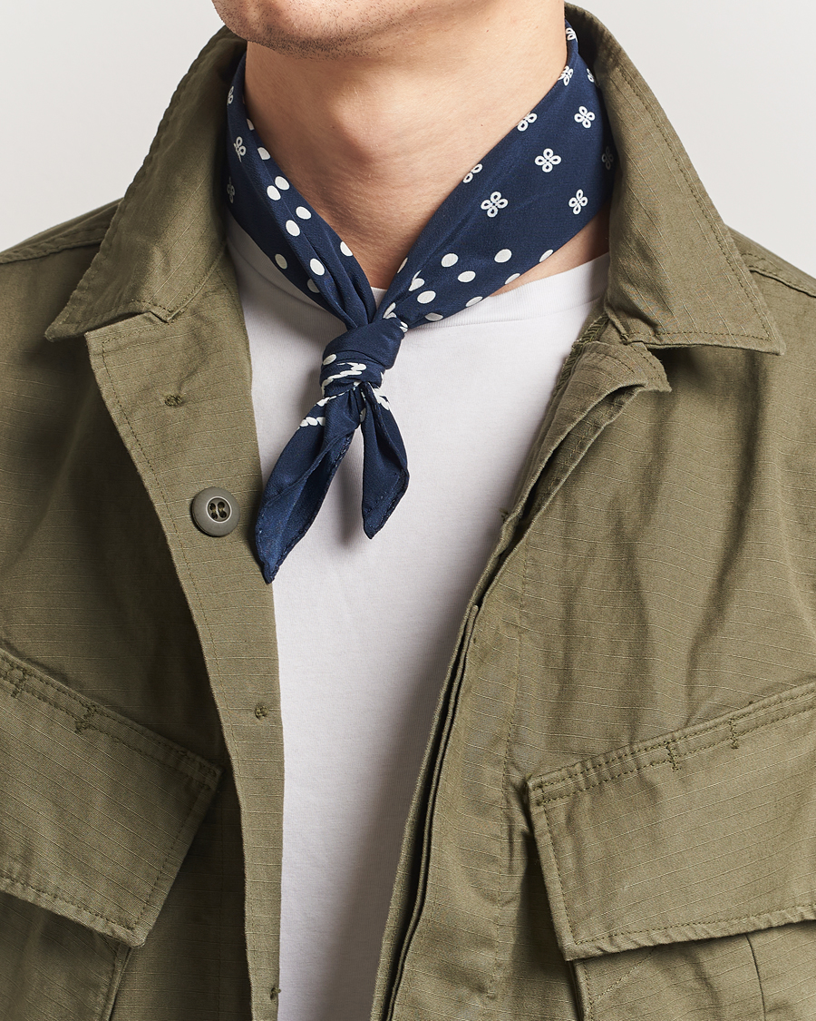 Herr | Scarves | Drake's | Robe Border Silk Bandana Navy