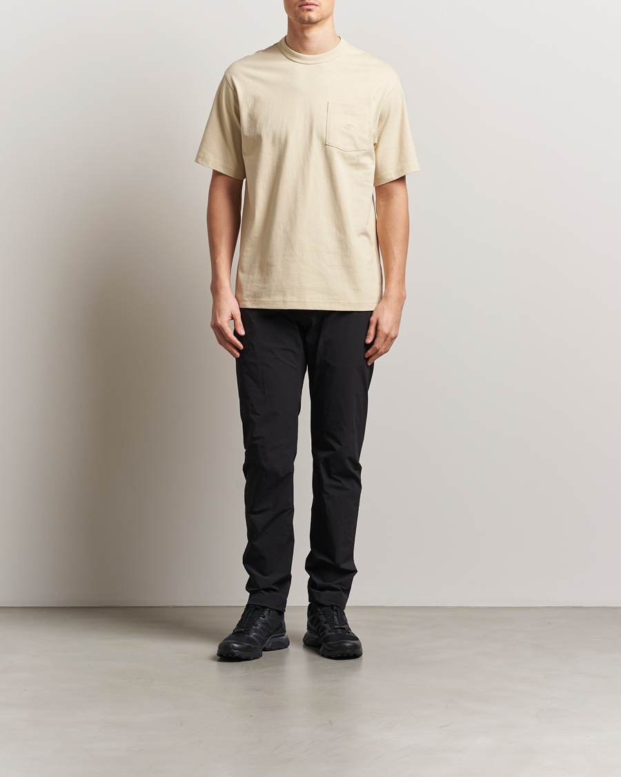 Herr | T-Shirts | The North Face | Relaxed Pocket T-Shirt Gravel