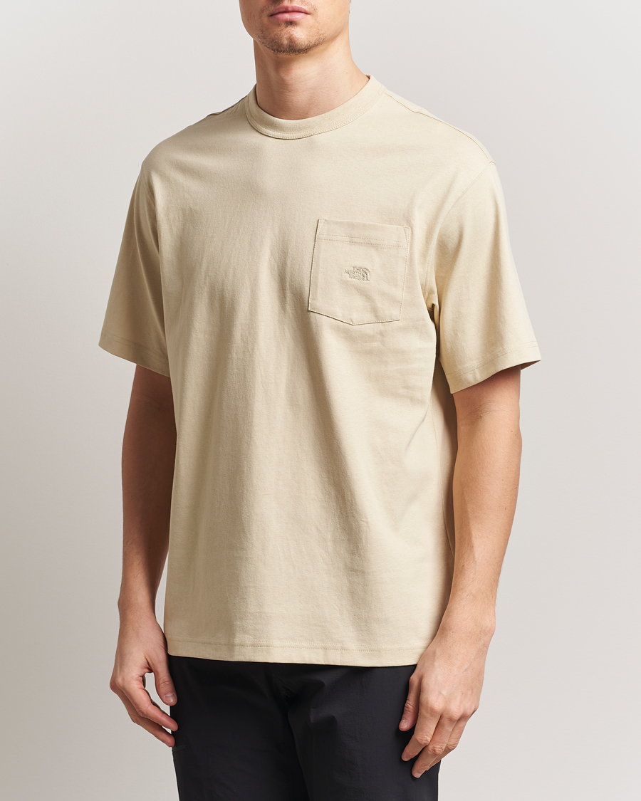 Herr | T-Shirts | The North Face | Relaxed Pocket T-Shirt Gravel
