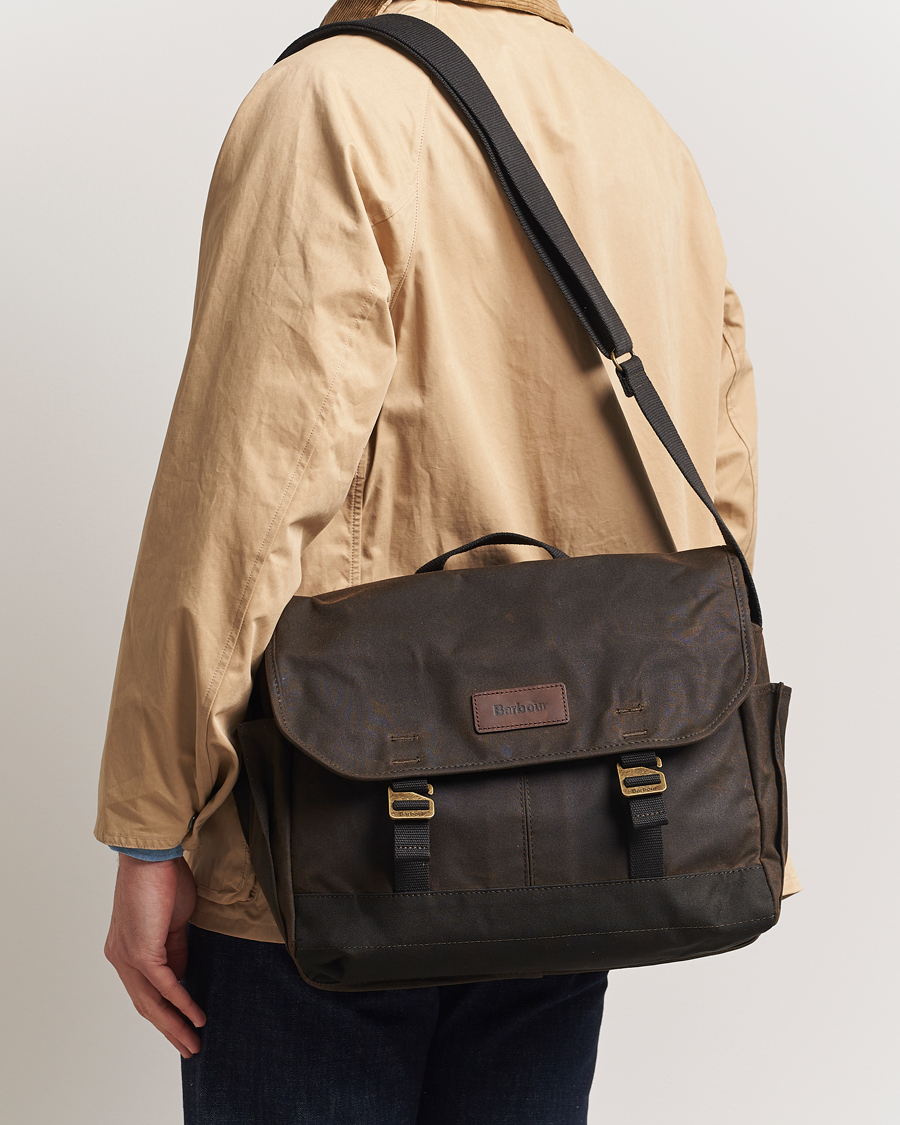 Herr | Barbour Lifestyle Essential Wax Messenger Bag Olive | Barbour Lifestyle | Essential Wax Messenger Bag Olive