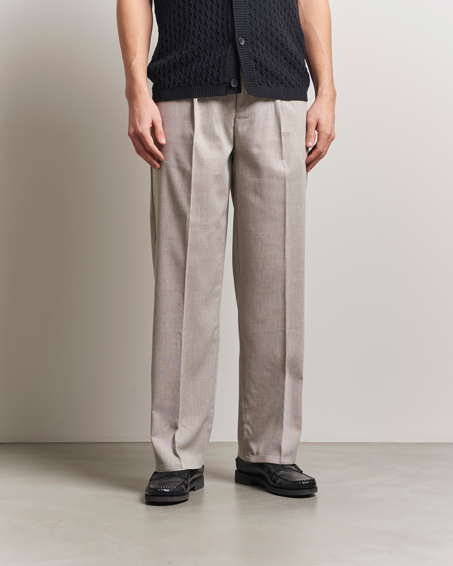 Herr | Byxor | LES DEUX | Reece Pleated Slub Suit Pants Light Sand
