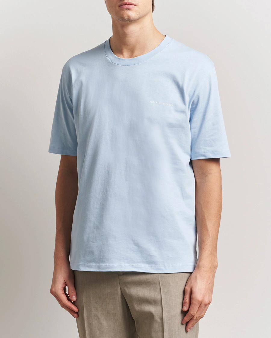 Herr | T-Shirts | Tiger of Sweden | Pro Cotton Logo T-Shirt Light Blue