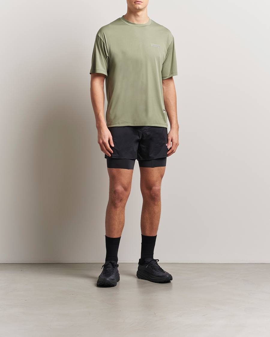 Herr | T-Shirts | Satisfy | AuraLite T-Shirt Oil Green