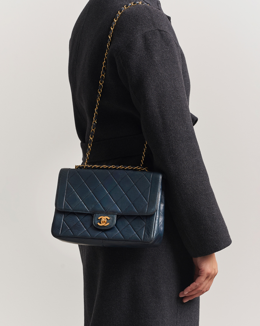 Herr | Pre-Owned & Vintage Bags | Chanel Pre-Owned | Classic Medium Single Flap Bag Lambskin Navy