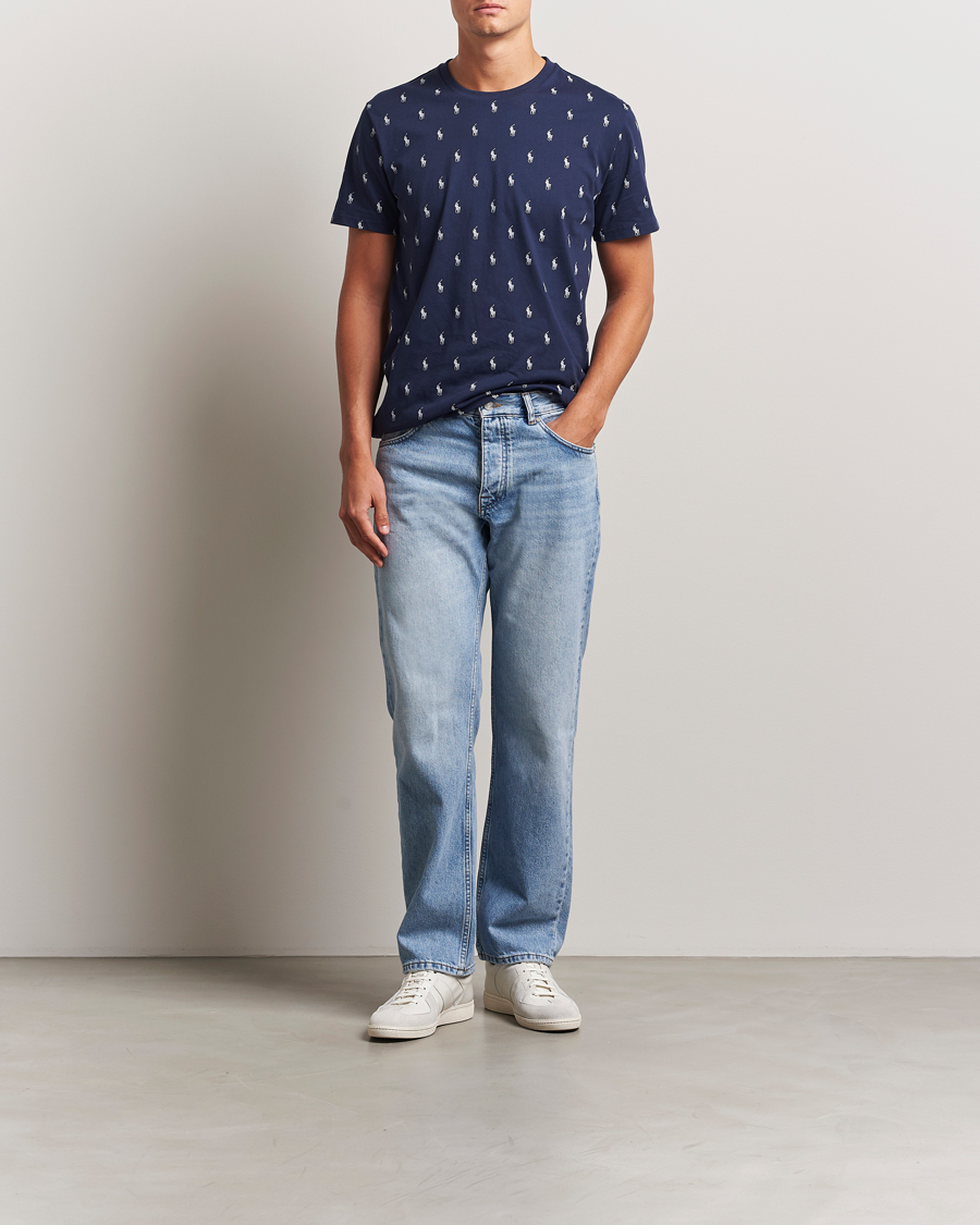 Herr | Polo Ralph Lauren All over Player Sleeping Tee Cruise Navy | Polo Ralph Lauren | All over Player Sleeping Tee Cruise Navy