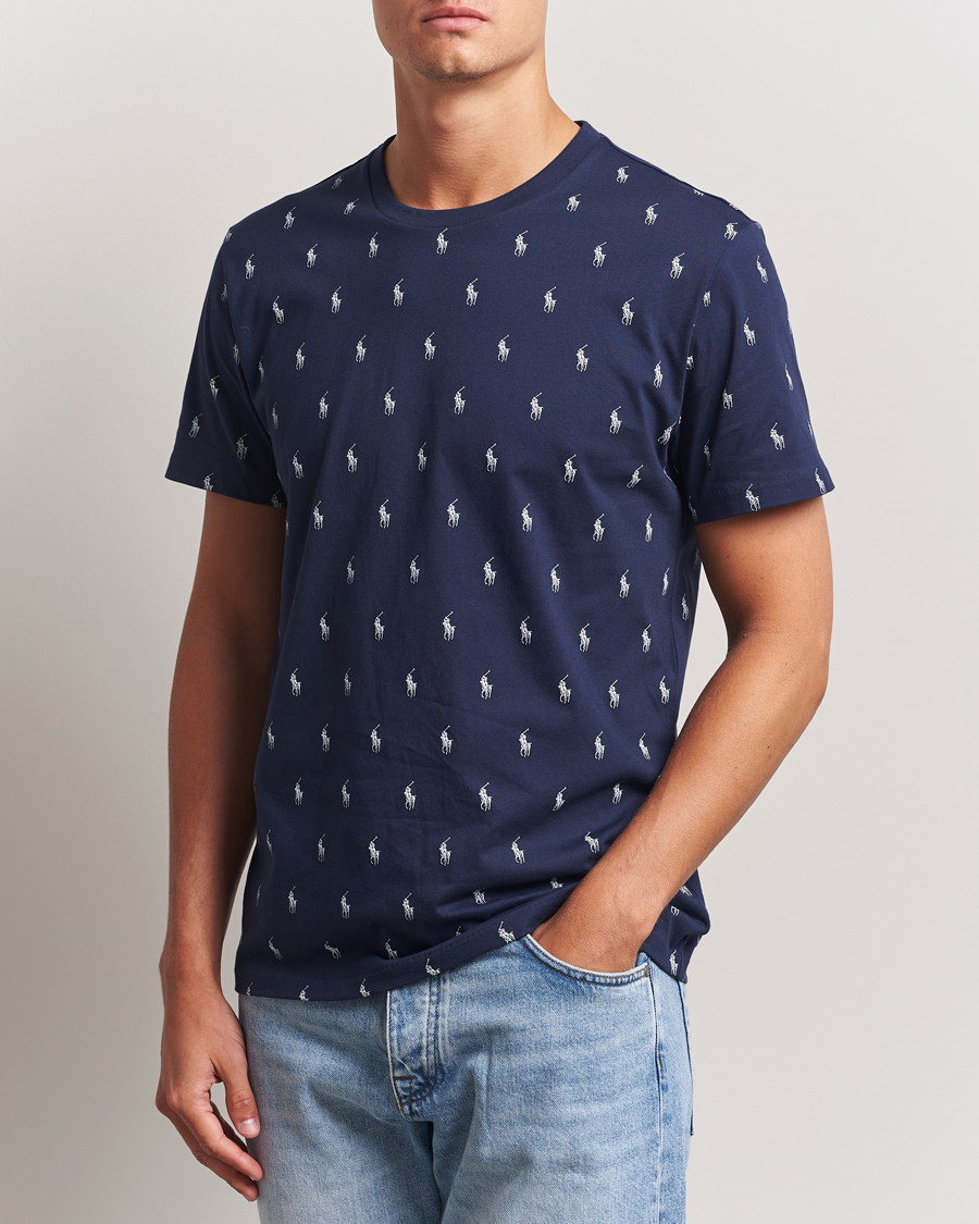 Herr | Polo Ralph Lauren All over Player Sleeping Tee Cruise Navy | Polo Ralph Lauren | All over Player Sleeping Tee Cruise Navy