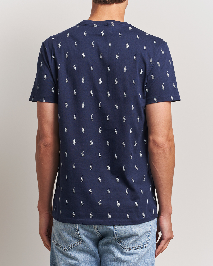 Herr | Polo Ralph Lauren All over Player Sleeping Tee Cruise Navy | Polo Ralph Lauren | All over Player Sleeping Tee Cruise Navy
