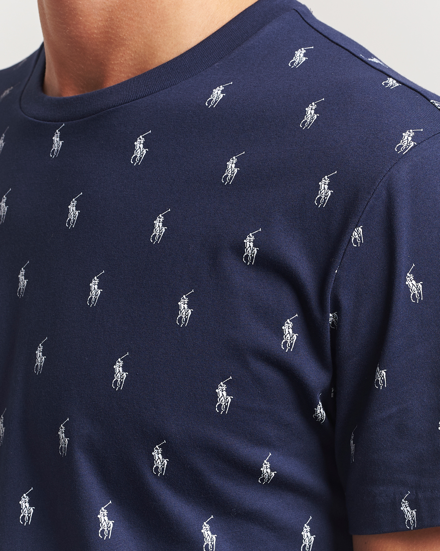 Herr | Polo Ralph Lauren All over Player Sleeping Tee Cruise Navy | Polo Ralph Lauren | All over Player Sleeping Tee Cruise Navy