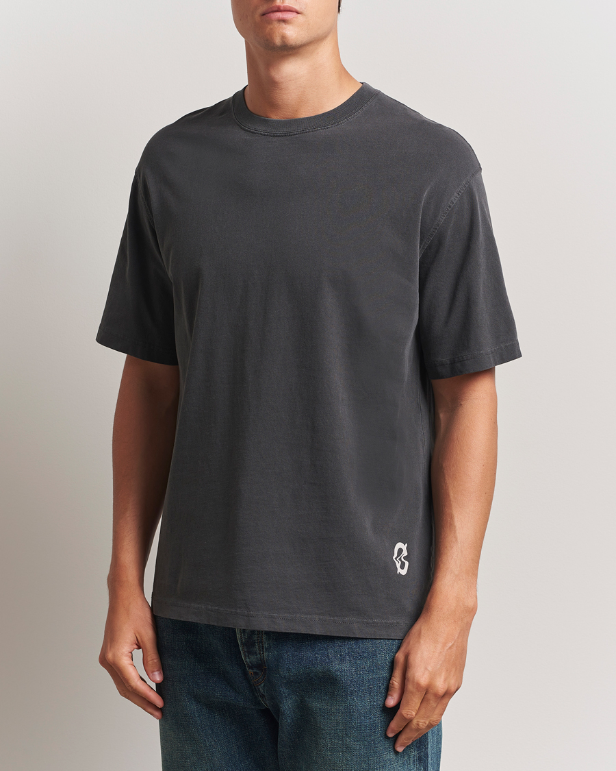 Herr | T-Shirts | Samsøe Samsøe | Printed Swirl Crew Neck T-Shirt Washed Black