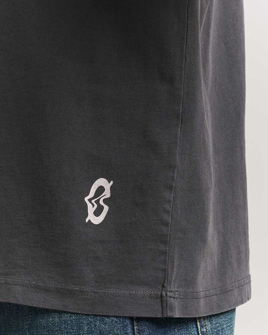 Herr | T-Shirts | Samsøe Samsøe | Printed Swirl Crew Neck T-Shirt Washed Black
