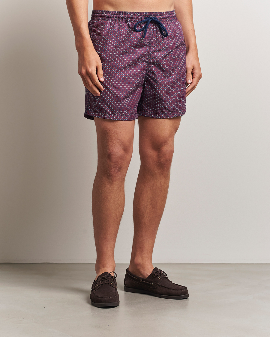 Herr | Badbyxor | Oscar Jacobson | Printed Swimshorts Red/Navy