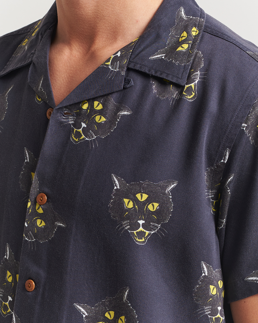 Herr | Skjortor | Nudie Jeans | Arvid The Cat Hawaii Shirt Antracite