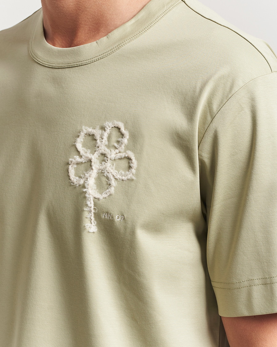 Herr | T-Shirts | NN07 | Pedro Embroidered Flower T-Shirt Sage Green