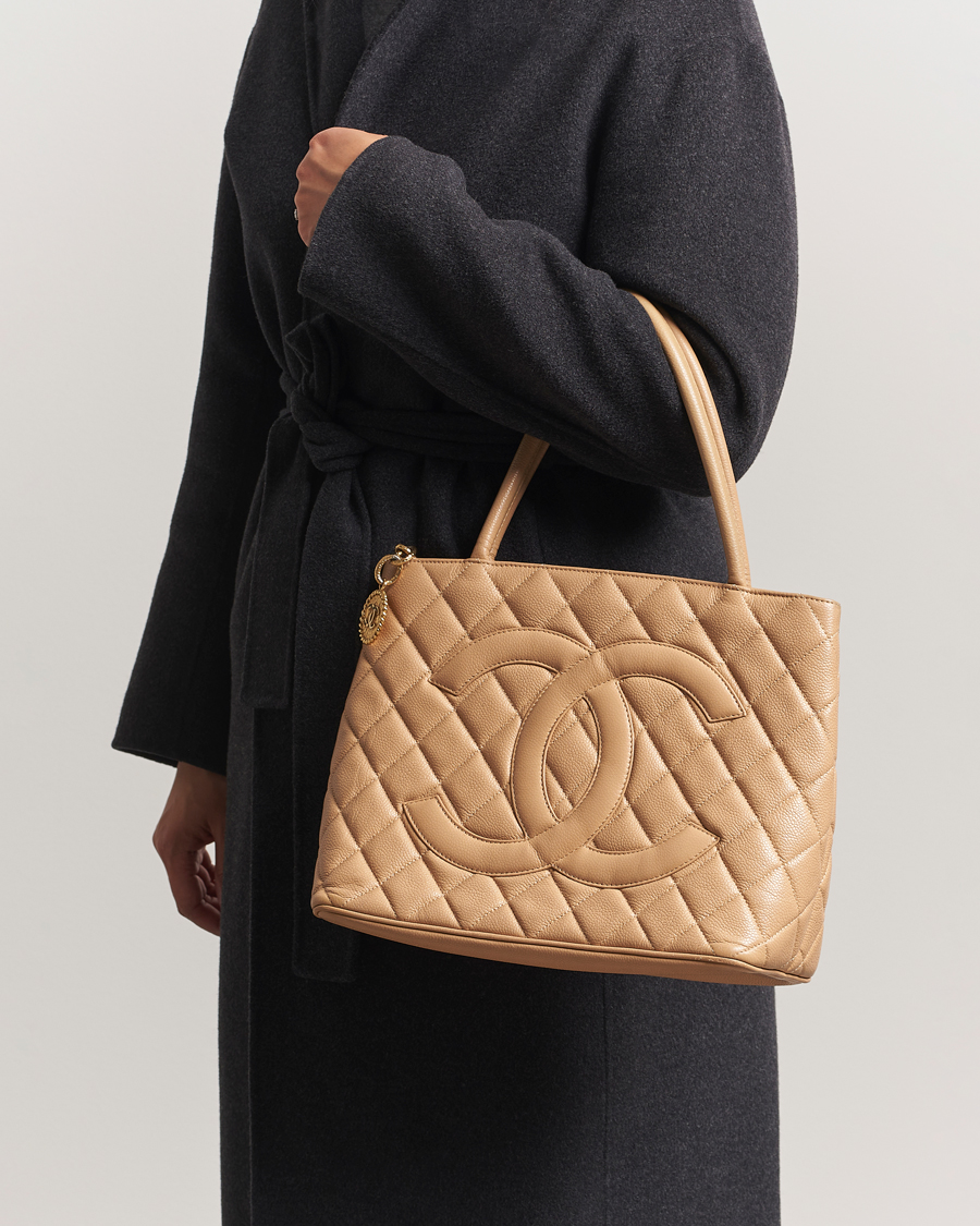 Herr | Gifts for Her | Chanel Pre-Owned | Medallion Tote Bag Caviar Beige