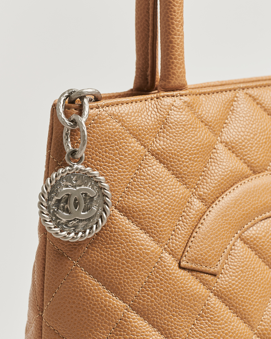 Herr | Chanel Pre-Owned Medallion Tote Quilted Caviar Beige | Chanel Pre-Owned | Medallion Tote Quilted Caviar Beige