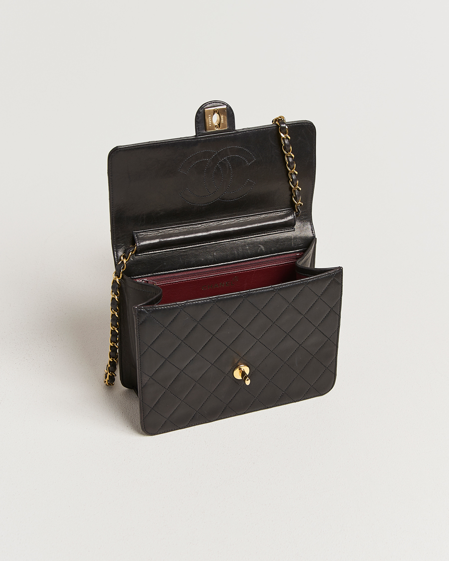 Herr | Chanel Pre-Owned Single Flap Bag Black | Chanel Pre-Owned | Single Flap Bag Black