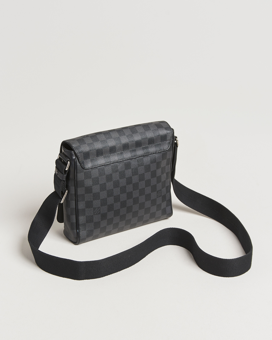 Herr | Pre-Owned & Vintage Bags | Louis Vuitton Pre-Owned | District PM Messenger Bag Damier Graphite